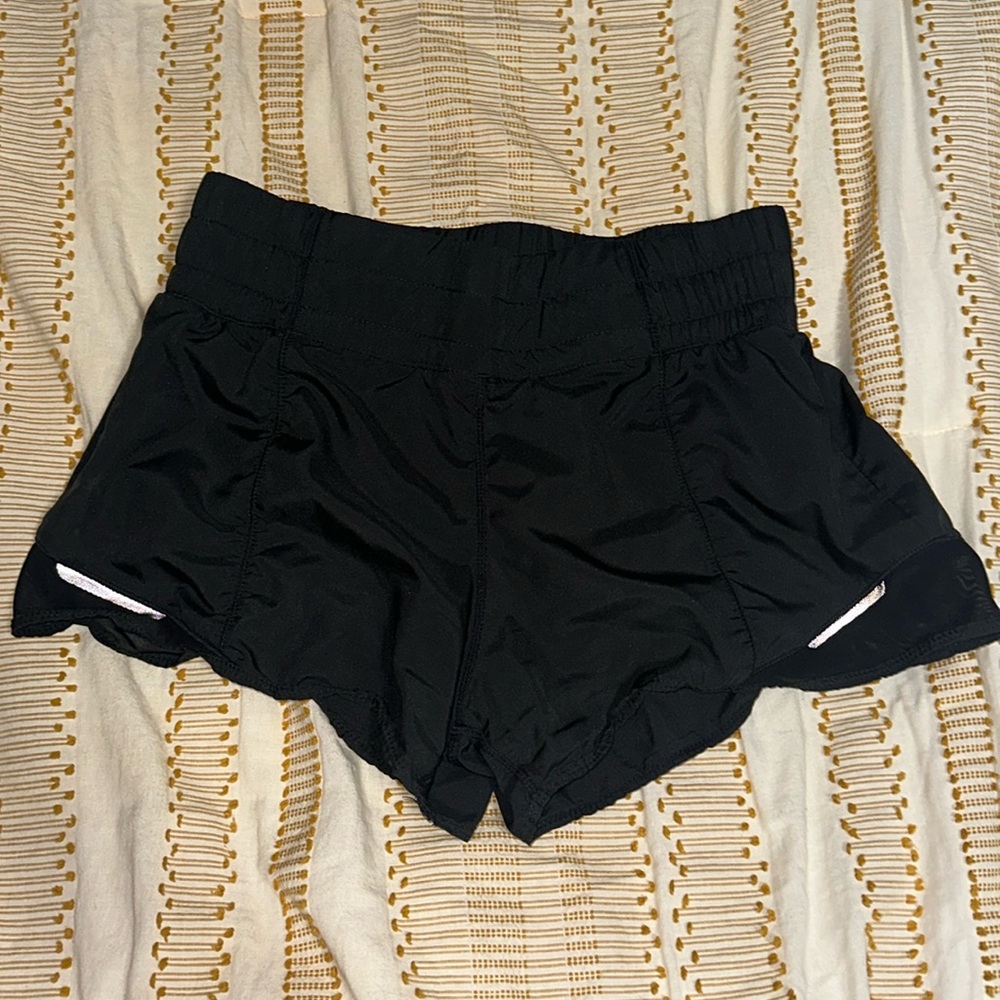 Black Lululemon Hotty Hot Low-Rise Lined Short 2.5" Size 2